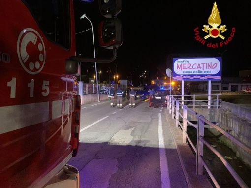 Abbatte un palo della luce con l'auto, intervento dei Vigili del fuoco