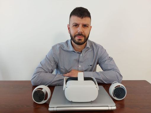 Nella foto il vicepresidente vicario Acli Vco Luca Tallarico con il visore, i controller e il computer utilizzati per il progetto