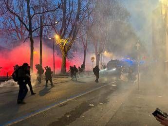 Scontri a corteo per Askatasuna, petardi e bombe carta contro le forze dell'ordine