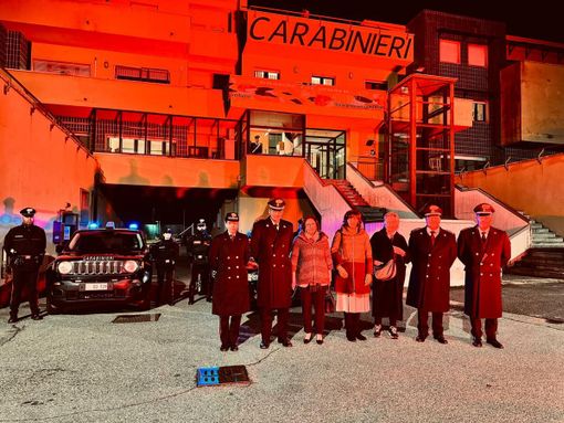Il comando provinciale dei carabinieri illuminato di arancione per dire no alla violenza sulle donne