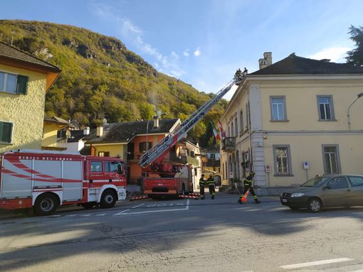 Beura, cade una pioda dal tetto del municipio. Nessuna persona coinvolta