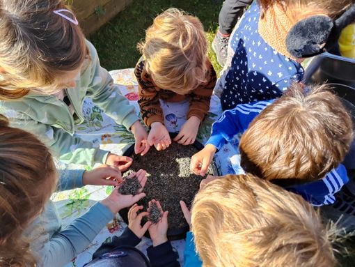 "I colori dei mestieri": a Crevoladossola la mostra dedicata all'incontro tra bambini e artigiani "I colori dei mestieri": a Crevoladossola la mostra dedicata all'incontro tra bambini e artigiani