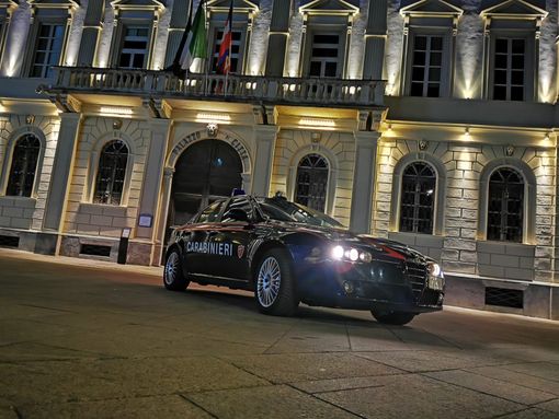 Cliente ubriaco distrugge la porta di un bar: denunciato un 38enne per danneggiamento aggravato