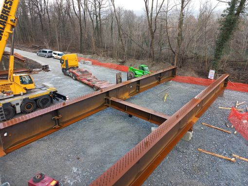 In corso l'assemblaggio dei nuovi impalcati della superstrada VIDEO