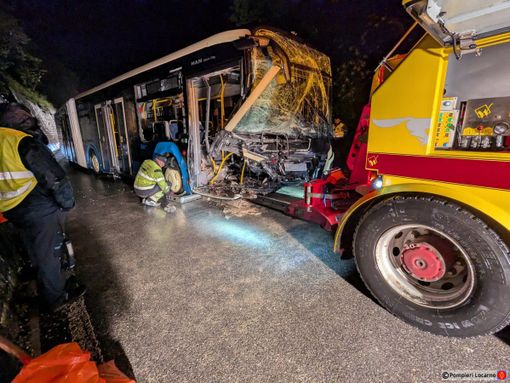 Scontro frontale tra auto e bus a Ponte Brolla, grave un uomo FOTO