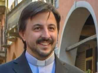 “Educare alla luce in un tempo che ama travestirsi di tenebra”: la riflessione di don Nicola Salsa su Halloween