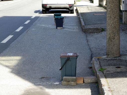 Da due anni alcuni bidoncini occupano gli stalli di sosta in via Bianchi