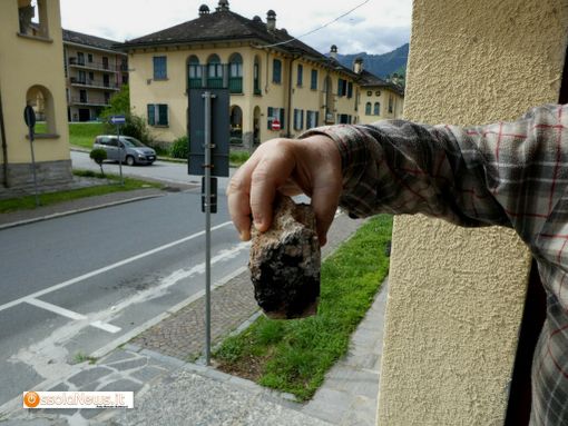 Il pezzo di camino staccatosi da una casa del Villaggio