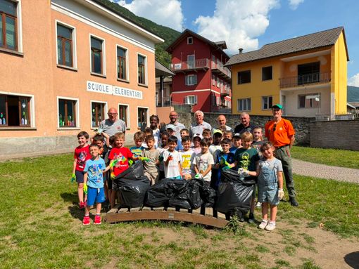 Pallanzeno, i bambini della primaria ripuliscono il paese: una lezione di ambiente ed educazione civica Pallanzeno, i bambini della primaria ripuliscono il paese: una lezione di ambiente ed educazione civica