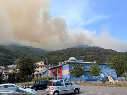 Incendio di Premosello, le fiamme divorano 600 ettari: Colloro evacuata, cresce la mobilitazione istituzionale