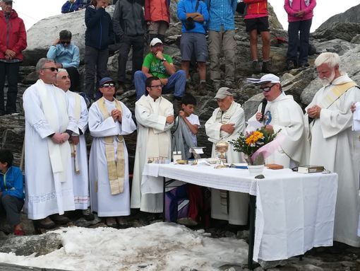 Incontro walser ai piedi della Madonna delle Nevi al Passo del Moro