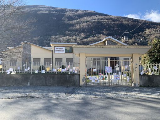 I disegni dei bambini sulle cancellate della scuola per dire no alla Dad