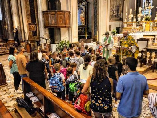 In Collegiata la benedizione degli zainetti degli alunni domesi