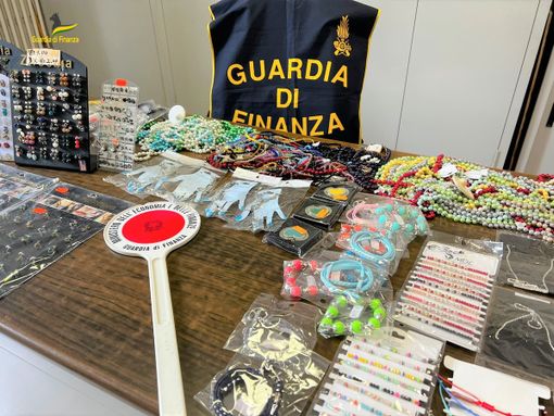 Sequestrati a Domodossola 13mila articoli di bigiotteria Sequestrati a Domodossola 13mila articoli di bigiotteria