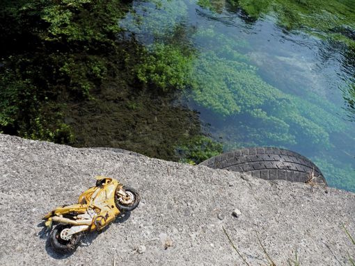 Microplastiche e rifiuti abbandonati non risparmiano neanche i corsi d’acqua Microplastiche e rifiuti abbandonati non risparmiano neanche i corsi d’acqua