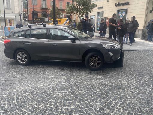 Auto finisce contro un tombino aperto in pieno centro a Domo