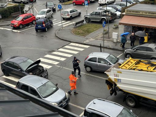 Scontro tra due auto di fronte all'ospedale FOTO