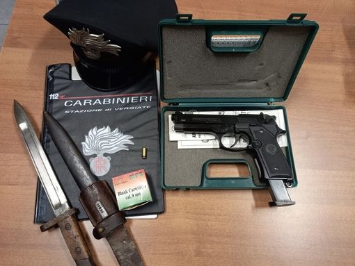 Dal Nord Ovest. Spari dalla finestra dopo la lite di vicinato, a Vergiate arrivano i carabinieri Dal Nord Ovest. Spari dalla finestra dopo la lite di vicinato, a Vergiate arrivano i carabinieri