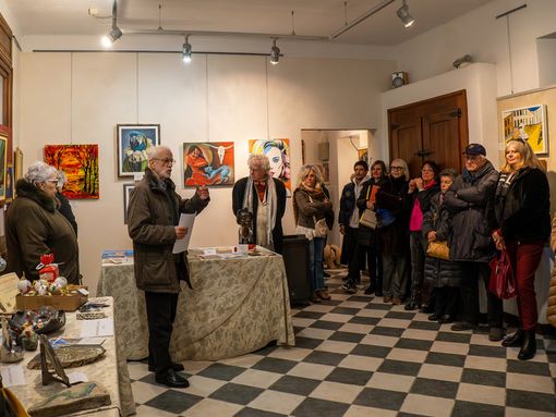 Le immagini della presentazione ed alcuni artisti accanto alle loro opere  (foto Mario Pasqualini) Le immagini della presentazione ed alcuni artisti accanto alle loro opere  (foto Mario Pasqualini)