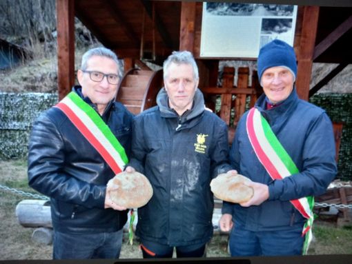 Nella foto un momento della cerimonia con i sindaci di Ceppo e Vanzone, Giovanni Consagra e Claudio Sonzogni e al centro Vincenzo Nanni, presidente dell’associazione Nella foto un momento della cerimonia con i sindaci di Ceppo e Vanzone, Giovanni Consagra e Claudio Sonzogni e al centro Vincenzo Nanni, presidente dell’associazione