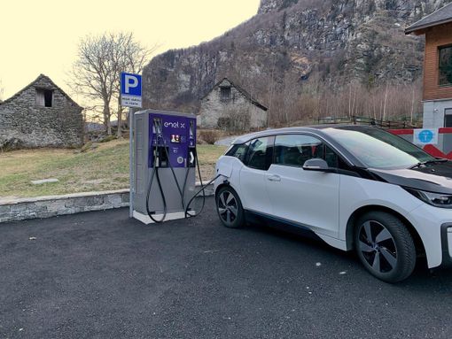 In funzione a Premia due colonnine di ricarica elettrica In funzione a Premia due colonnine di ricarica elettrica