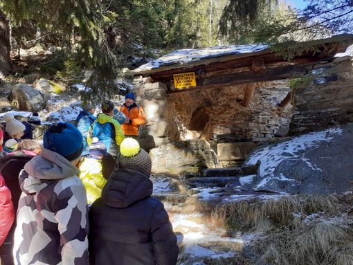 Craveggia, i bambini delle scuole alla scoperta dell'acqua ferruginosa Craveggia, i bambini delle scuole alla scoperta dell'acqua ferruginosa