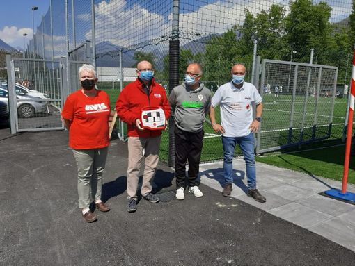 L’Avis domese dona un defibrillatore al nuovo campetto di Nosere