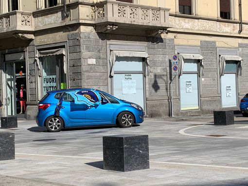 Pochi tifosi interisti festeggiano lo scudetto in centro a Domo