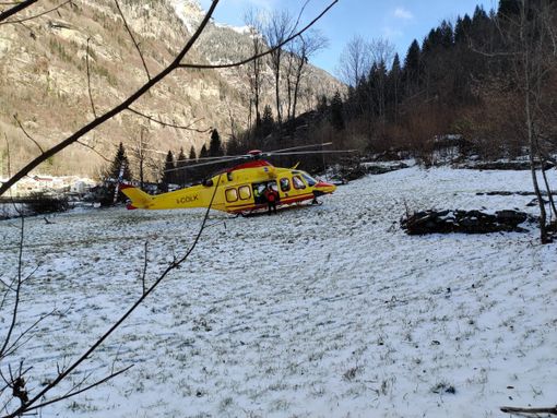 Cacciatore cade e si rompe il femore, intervento dell'eliambulanza VIDEO Cacciatore cade e si rompe il femore, intervento dell'eliambulanza VIDEO