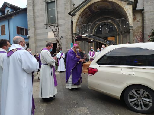 Anche il vescovo al funerale di don Luciano Tomola