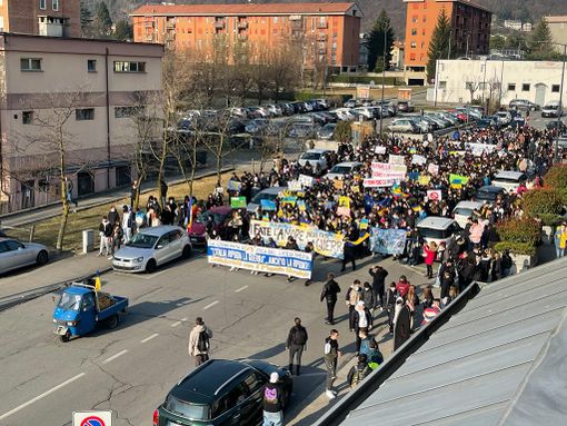 Iniziata la manifestazione degli studenti domesi contro la guerra