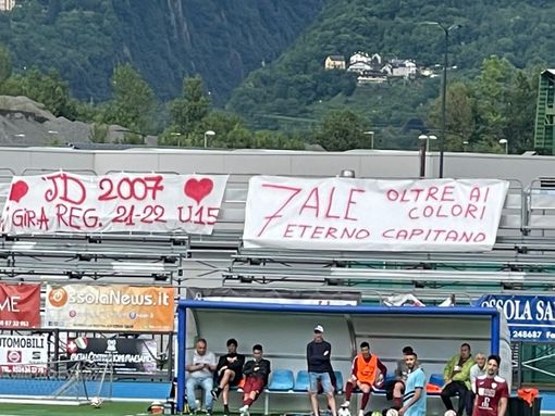 Gli ultras della Juve Domo omaggiano Ale Grazioli, il capitano del Sizzano morto di leucemia a marzo Gli ultras della Juve Domo omaggiano Ale Grazioli, il capitano del Sizzano morto di leucemia a marzo