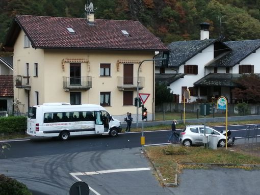 Auto contro un minibus a Cosasca, nessun ferito