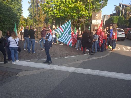 Sit in davanti alla Prefettura per i lavoratori della Blu Service