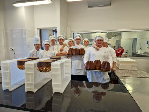 Da regalare o da gustare a Natale, tornano i panettoni e i pandori artigianali del Borgo Molinetto