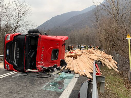 Tir carico di legna si ribalta a Piedimulera FOTO Tir carico di legna si ribalta a Piedimulera FOTO