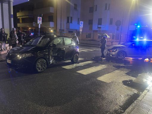 Scontro tra due auto in centro a Domo Scontro tra due auto in centro a Domo