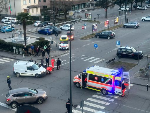 Scontro tra un furgone e uno scooter di fronte all'ospedale