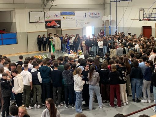 Morte del professor Ragozza, la camera ardente allestita nella palestra del 'suo' liceo FOTO e VIDEO