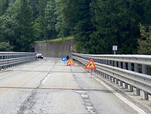 Salta un giunto sul viadotto dopo Re. I frontalieri: "Anas intervenga per mettere in sicurezza la strada" Salta un giunto sul viadotto dopo Re. I frontalieri: "Anas intervenga per mettere in sicurezza la strada"