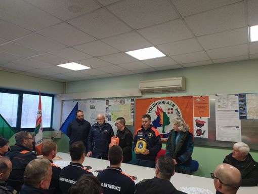 Un defibrillatore in dono agli Aib grazie a Fisiodelta FOTO Un defibrillatore in dono agli Aib grazie a Fisiodelta FOTO