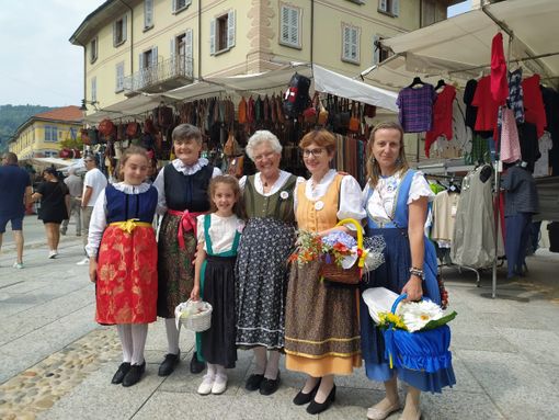 Colori, musica e tradizioni al mercato: i gruppi folcloristici animano la mattinata