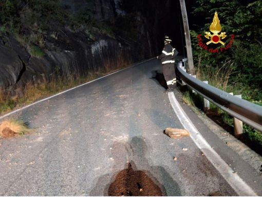 Frana nella notte sulla Statale 659 a Crodo: auto colpita dai detriti