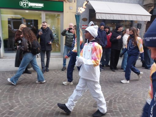 Il sorriso di Raji illumina Borgomanero: il giovane ossolano tra i tedofori di Milano Cortina FOTO
