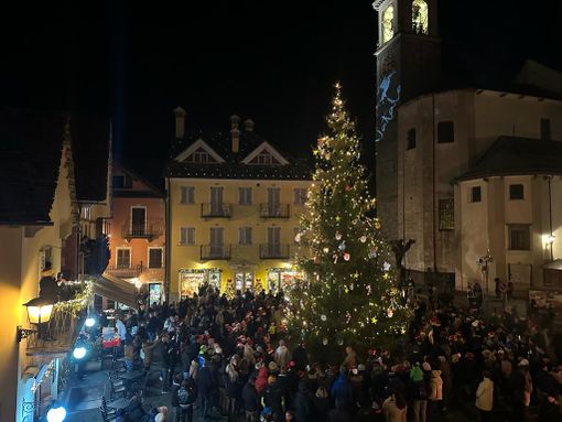 Bambini in festa a Santa Maria Maggiore per l'accensione dell'albero di Natale  FOTO e VIDEO