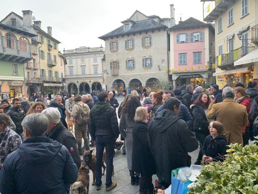 Nel Borgo della Cultura l'aperitivo di protesta contro il green pass FOTO
