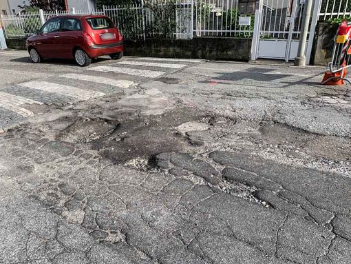 Buche nelle strade, segnalazioni dai residenti di via Ravenna a Domo  FOTO Buche nelle strade, segnalazioni dai residenti di via Ravenna a Domo  FOTO