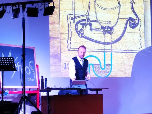 “Prof, posso andare in bagno?”, alle Floreanini lo spettacolo ironico e travolgente di Enrico Galliano VIDEO