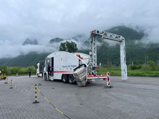 Scalo Domo II, si intensificano i controlli degli autoarticolati grazie allo scanner mobile Scalo Domo II, si intensificano i controlli degli autoarticolati grazie allo scanner mobile