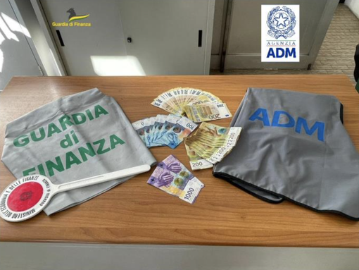 Controlli al confine, da luglio scoperti 260mila euro non dichiarati e un orologio di valore Controlli al confine, da luglio scoperti 260mila euro non dichiarati e un orologio di valore